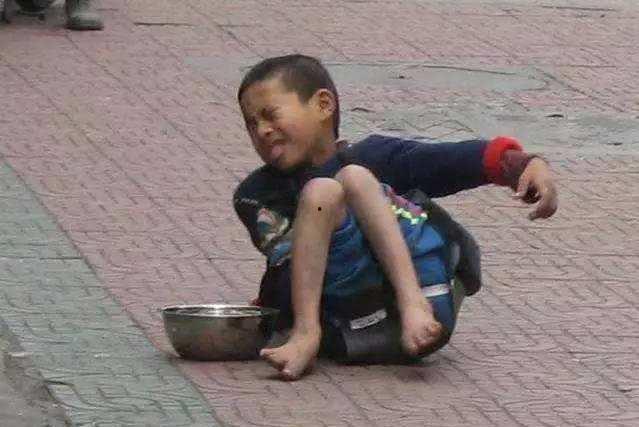 小乞丐吃瓜视频,吃瓜视频引发网友热议