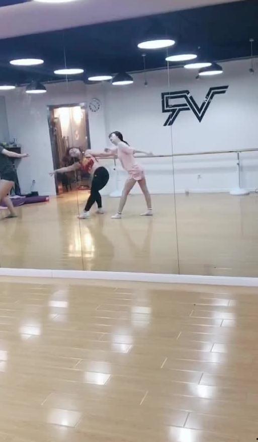 校园跳舞视频吃瓜,吃瓜群众热议校园生活新风尚