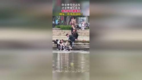 桥边姑娘吃瓜群众视频,吃瓜群众镜头下的欢乐瞬间