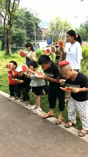 砸西瓜路人吃瓜视频,路人围观共享美味瞬间