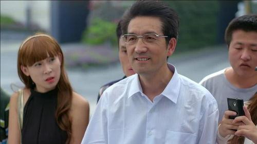 老人吃瓜路人视频网站,老人吃瓜路人视频走红网络