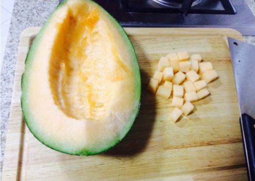 怎么吃一半的哈密瓜视频,哈密瓜视频教你如何巧妙分割美味