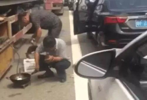 女人堵车吃瓜视频,意外走红网络