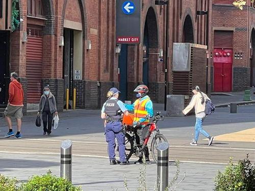 外卖骑士吃瓜现场视频,视频曝光引网友热议