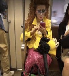 百变阿姨吃瓜打扮视频,时尚穿搭教程来袭！