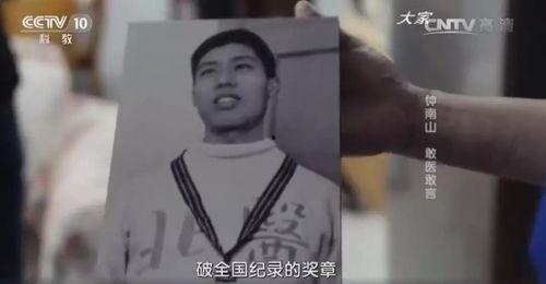 阿念吃瓜唱歌是真的吗视频,阿念吃瓜唱歌视频真相揭秘