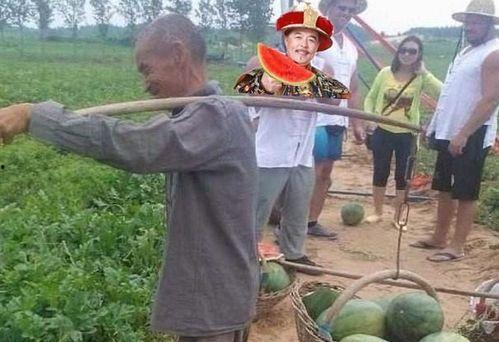 路边干仗吃瓜视频播放,围观群众吃瓜不停，视频播放量飙升