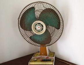 风扇吹着吃瓜视频,夏日吃瓜新体验