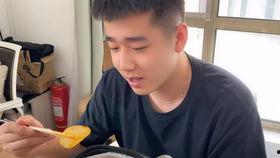 猛男吃瓜视频在线观看,在线观看，笑料横生！