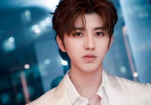 蔡徐坤吃瓜图文素材视频,瓜王诞生！